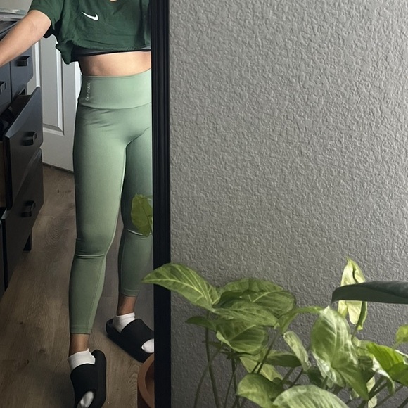 Gymshark Training 7/8 leggings - Size XS in light green - Picture 2 of 16